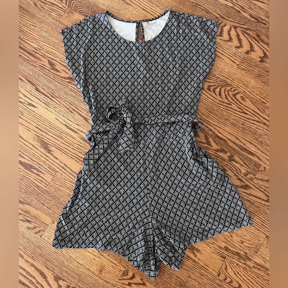 Old Navy Black White Print Cap Sleeve Romper Keyhole Back Belted Pockets Size M